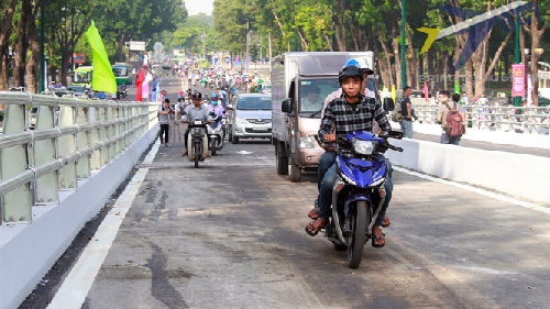 Thông xe 2 cầu vượt vào cửa ngõ sân bay Tân Sơn Nhất