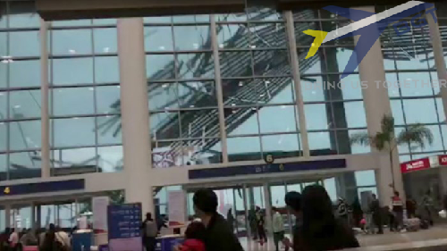 Mọi người hoảng loạn khi gió xe mái che sân bay Trung Quốc