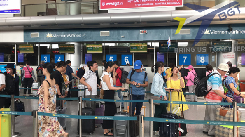 Máy bay Nội địa Việt Nam hạ cánh khẩn cấp để cứu người 