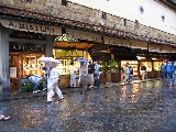 Thế giới mua sắm trên một cây cầu ở Italy