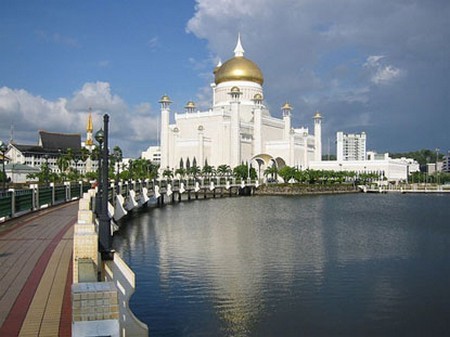 ve may bay di brunei